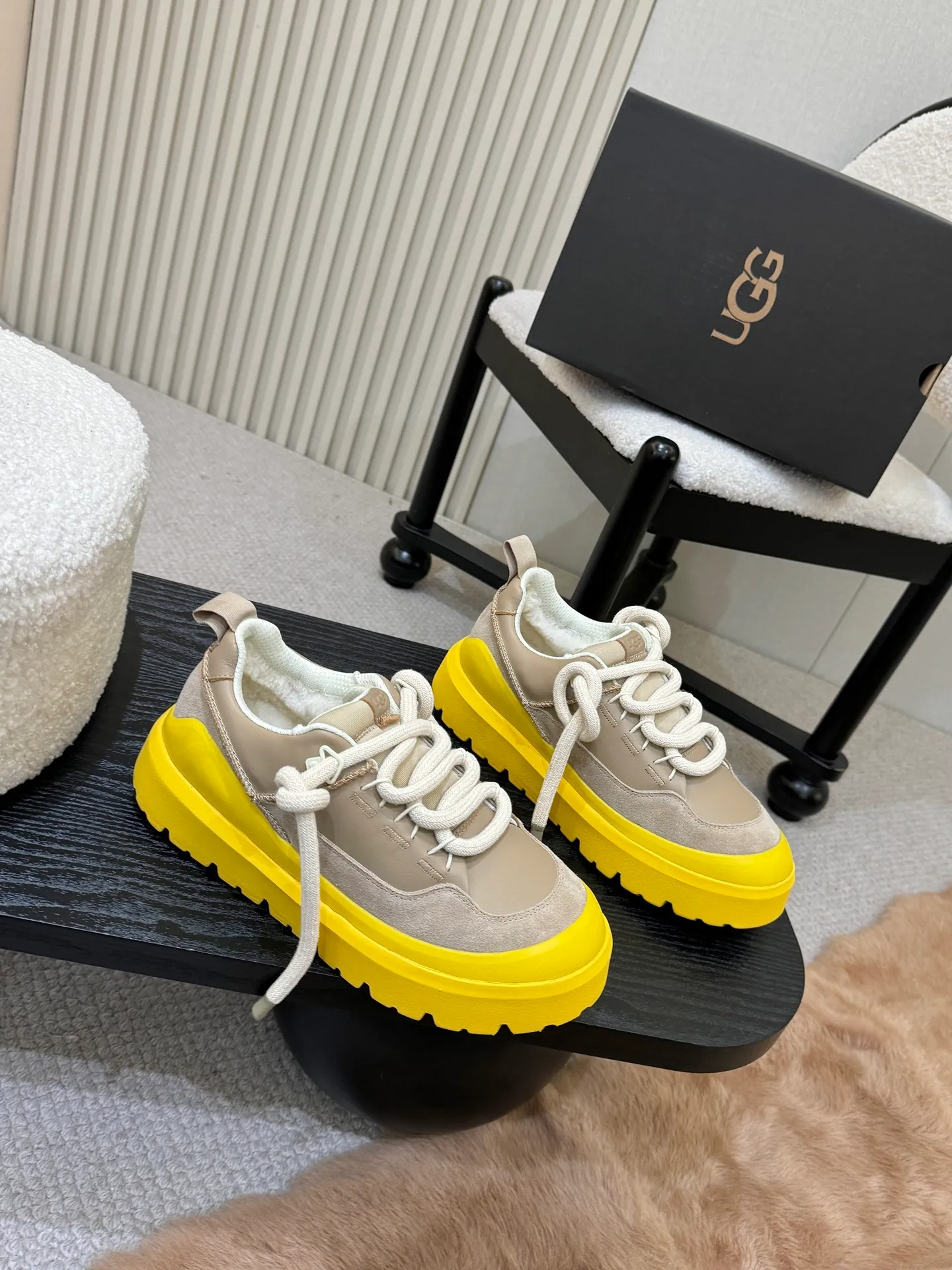 Men's shoes pP600! New UGG is on the market! Autumn and winter modern casual men's and women's low-cut shoes, snow boots, slippers, two-way shoes, this set of ugly bread shoes 🤏 Suede + sheepskin integrated lining, super convenient to step on. Adjustable upper straps. Velcro design adapts to various foot types. Thick soles hide flesh and are sexy, and feel like stepping on cotton☁️ When you go out on the street, you are chased and asked 🔗 Do you want to be lazy and fashionable in autumn and winter? Just lock this one💥 Style number, 1171355, size 35-41, men’s size 39-45